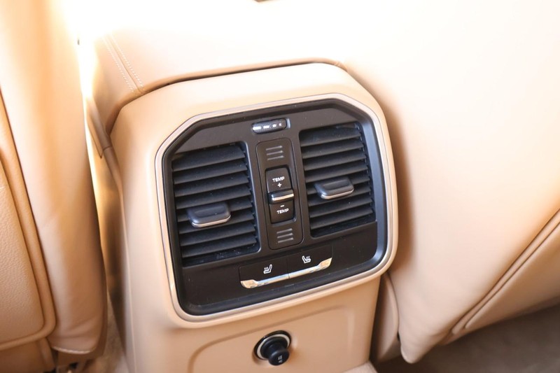 Porsche Macan Vehicle Full-screen Gallery Image 28