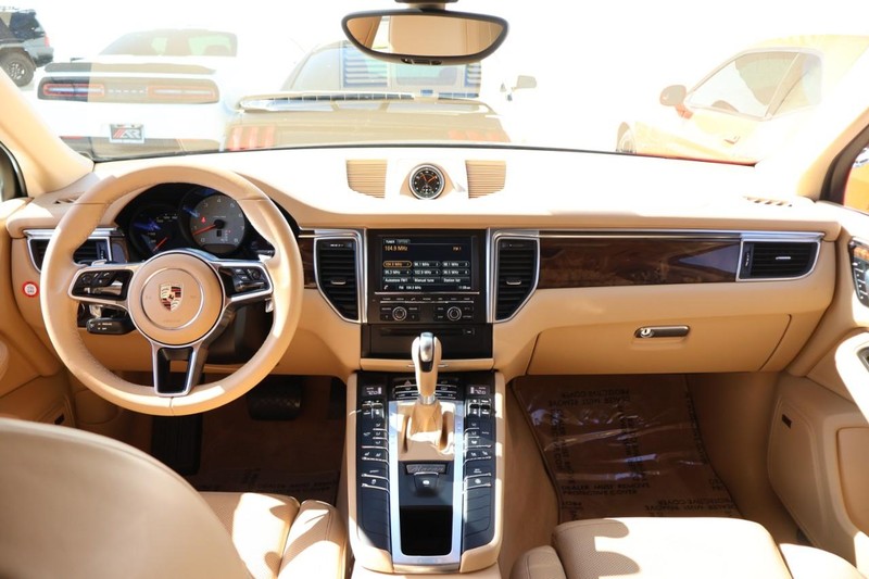 Porsche Macan Vehicle Full-screen Gallery Image 29