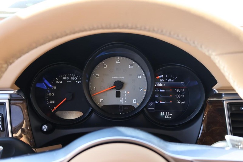 Porsche Macan Vehicle Full-screen Gallery Image 30