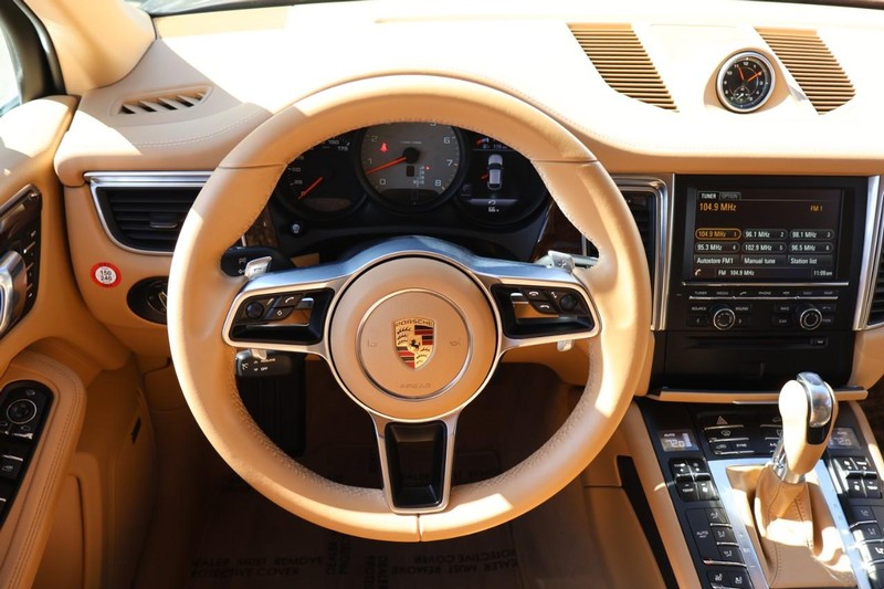 Porsche Macan Vehicle Full-screen Gallery Image 31