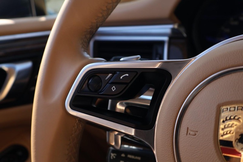 Porsche Macan Vehicle Full-screen Gallery Image 32