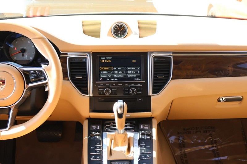 Porsche Macan Vehicle Full-screen Gallery Image 34