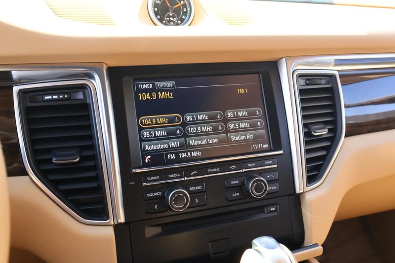 Porsche Macan Vehicle Full-screen Gallery Image 36