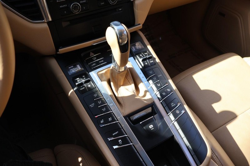 Porsche Macan Vehicle Full-screen Gallery Image 38