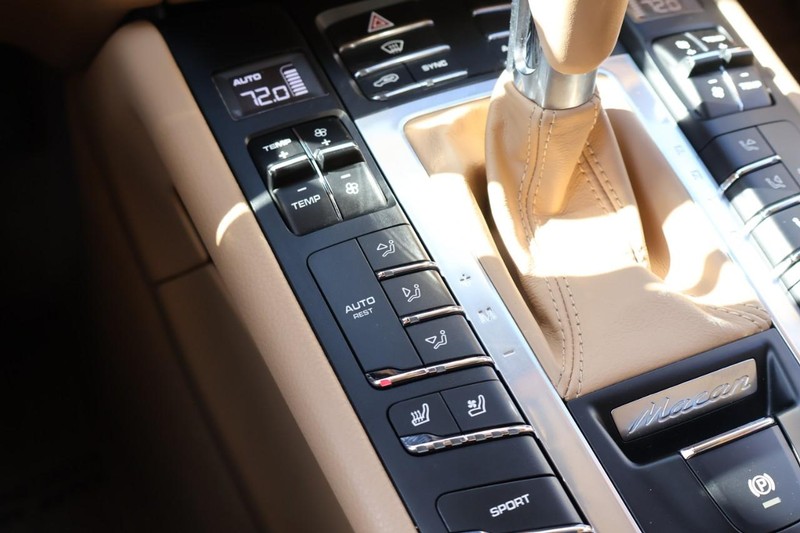 Porsche Macan Vehicle Full-screen Gallery Image 39