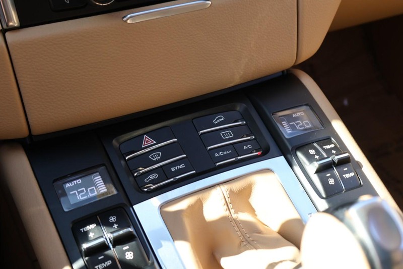 Porsche Macan Vehicle Full-screen Gallery Image 40