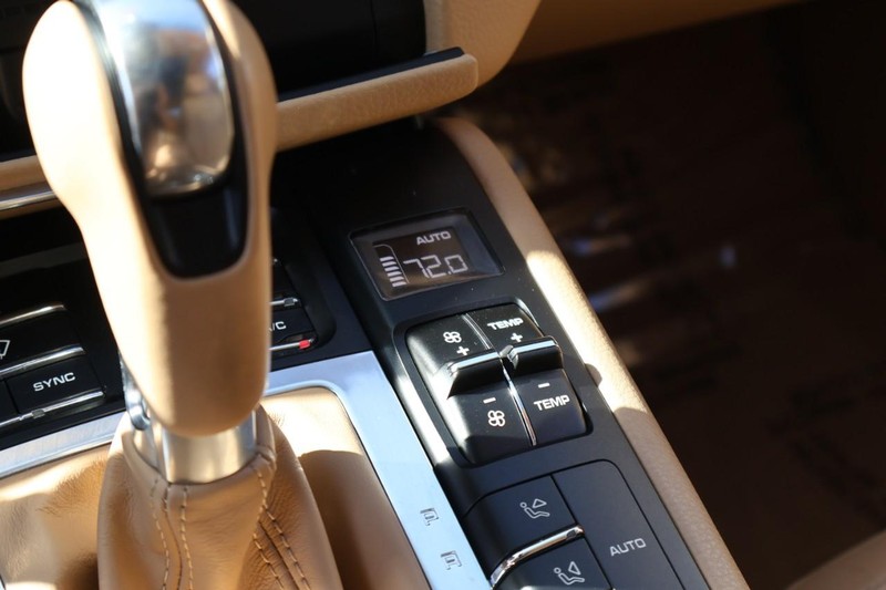 Porsche Macan Vehicle Full-screen Gallery Image 41