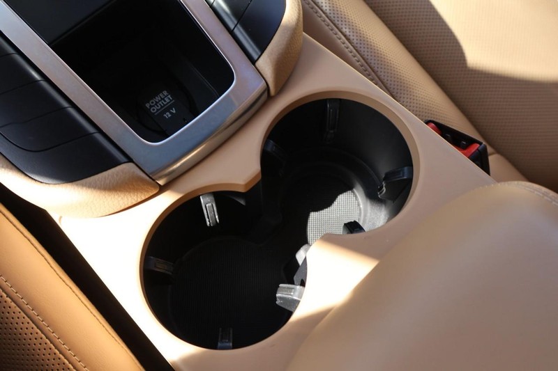 Porsche Macan Vehicle Full-screen Gallery Image 42