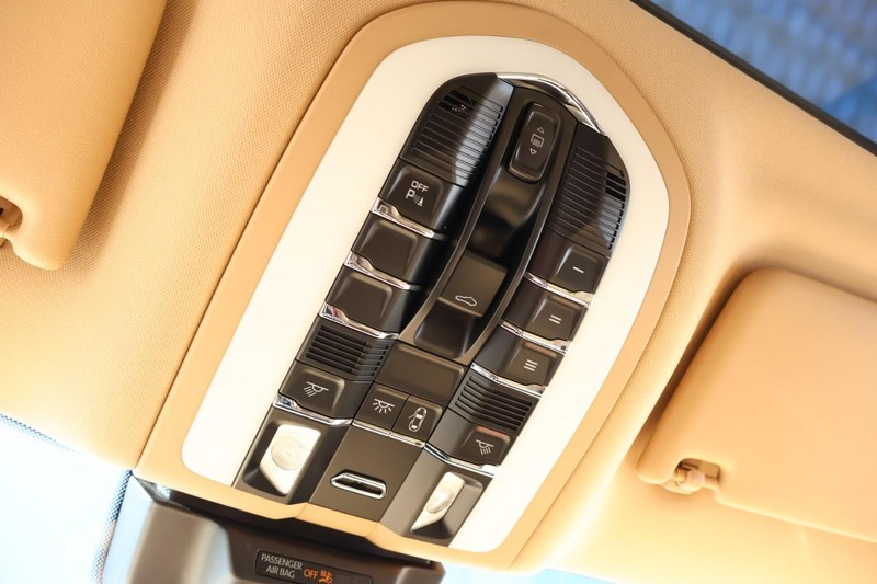 Porsche Macan Vehicle Full-screen Gallery Image 43