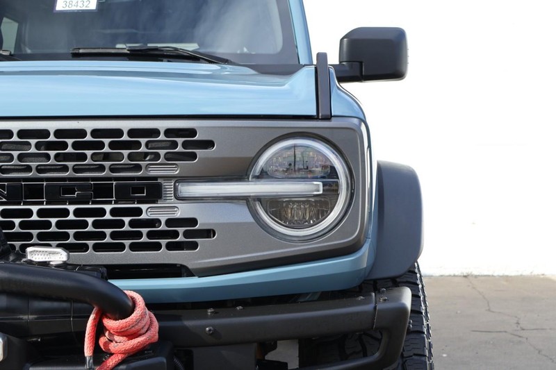 Ford Bronco Vehicle Full-screen Gallery Image 03