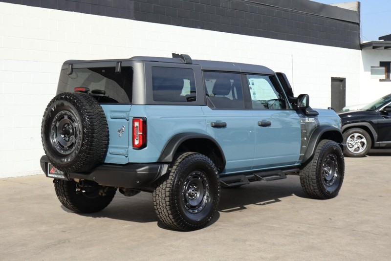 Ford Bronco Vehicle Full-screen Gallery Image 05