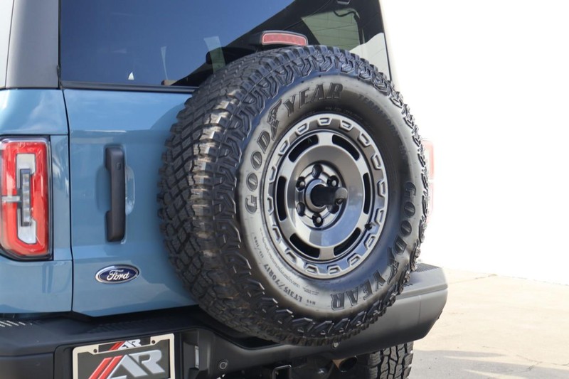 Ford Bronco Vehicle Full-screen Gallery Image 09