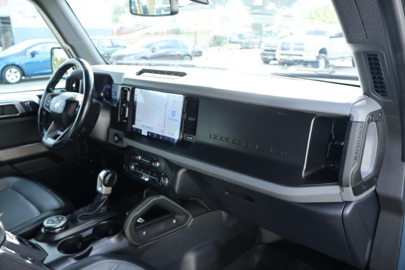 Ford Bronco Vehicle Full-screen Gallery Image 24