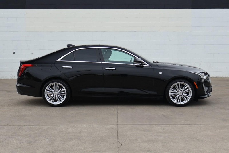 Cadillac CT4 Vehicle Full-screen Gallery Image 04