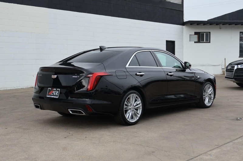 Cadillac CT4 Vehicle Full-screen Gallery Image 05