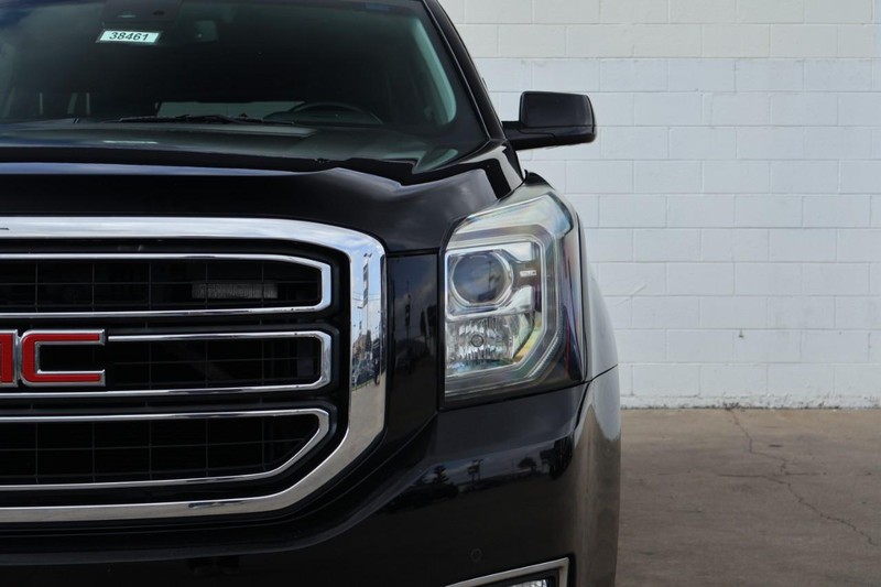 GMC Yukon Vehicle Full-screen Gallery Image 03