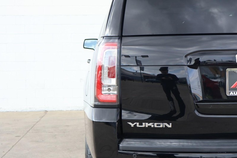 GMC Yukon Vehicle Full-screen Gallery Image 07