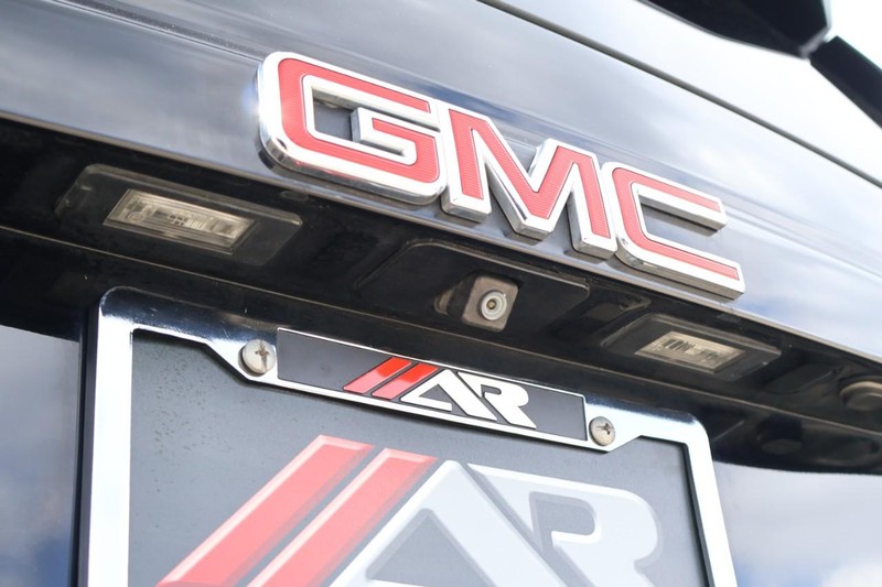 GMC Yukon Vehicle Full-screen Gallery Image 08