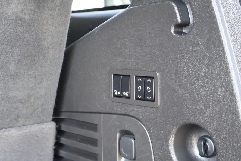 GMC Yukon Vehicle Full-screen Gallery Image 10