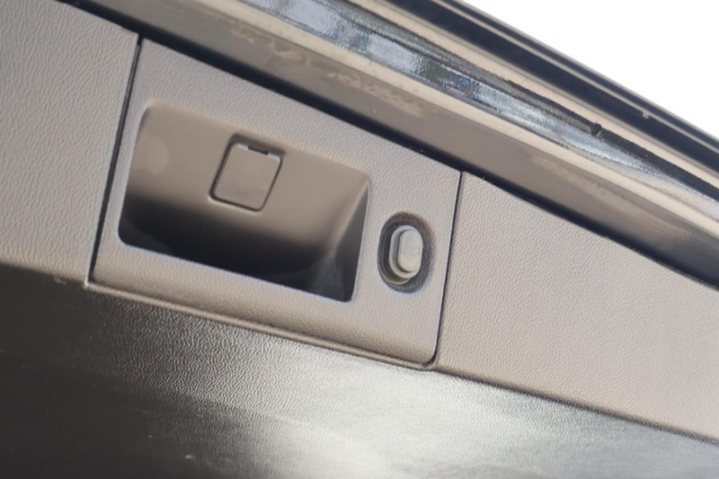 GMC Yukon Vehicle Full-screen Gallery Image 11