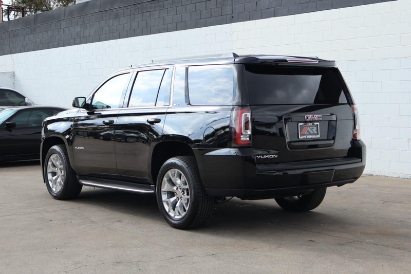 GMC Yukon Vehicle Full-screen Gallery Image 12