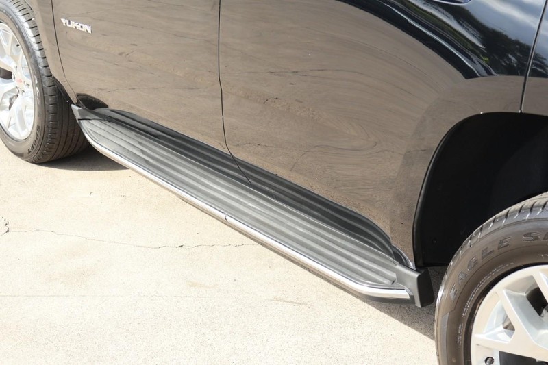 GMC Yukon Vehicle Full-screen Gallery Image 15