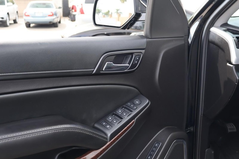 GMC Yukon Vehicle Full-screen Gallery Image 19