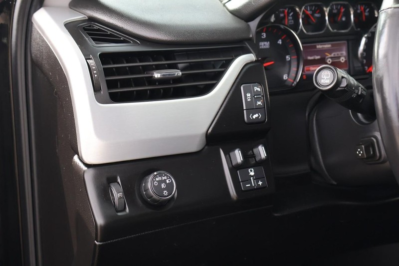 GMC Yukon Vehicle Full-screen Gallery Image 21