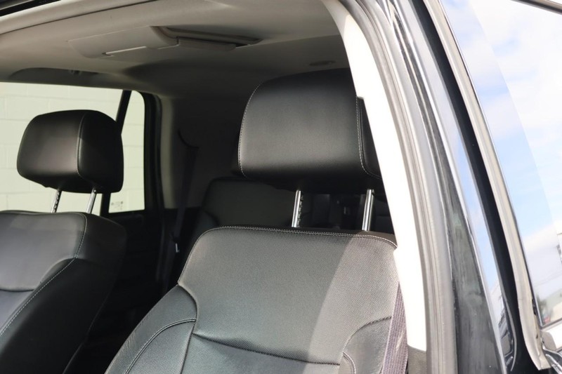 GMC Yukon Vehicle Full-screen Gallery Image 24