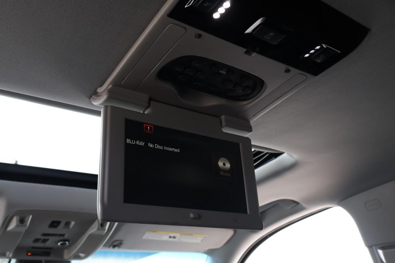 GMC Yukon Vehicle Full-screen Gallery Image 30