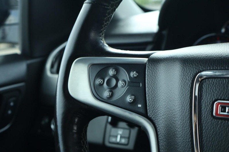 GMC Yukon Vehicle Full-screen Gallery Image 35