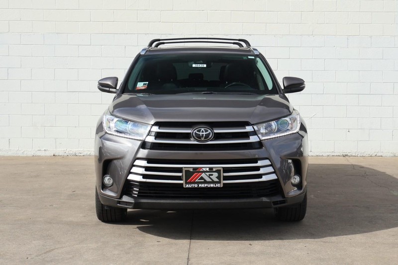 Toyota Highlander Vehicle Full-screen Gallery Image 02