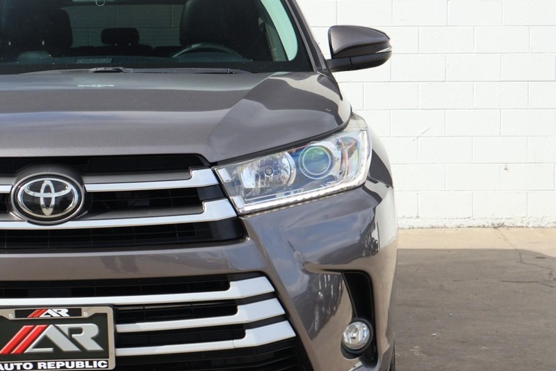 Toyota Highlander Vehicle Full-screen Gallery Image 03