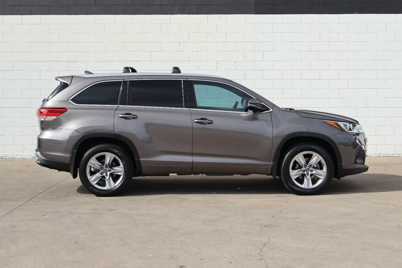 Toyota Highlander Vehicle Full-screen Gallery Image 04