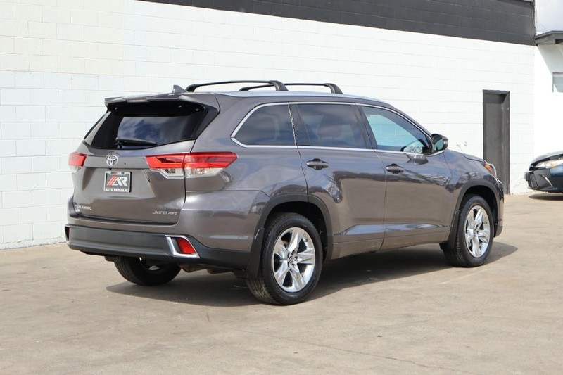 Toyota Highlander Vehicle Full-screen Gallery Image 05