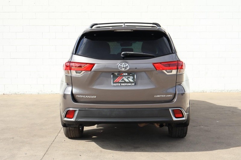 Toyota Highlander Vehicle Full-screen Gallery Image 06