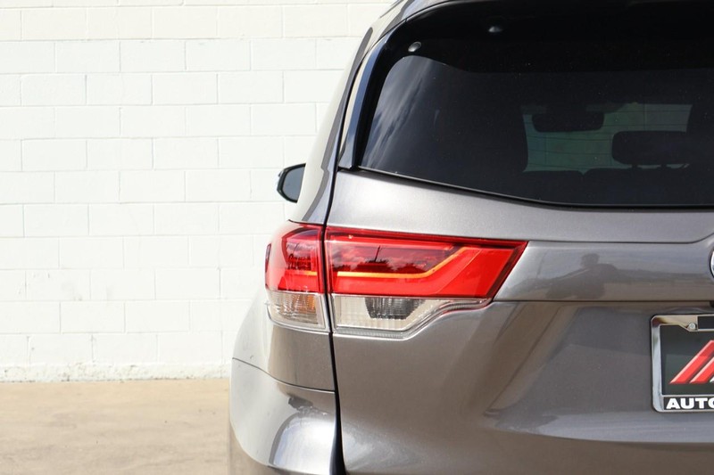 Toyota Highlander Vehicle Full-screen Gallery Image 07