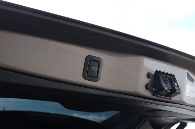 Toyota Highlander Vehicle Full-screen Gallery Image 10