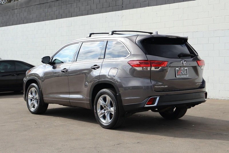 Toyota Highlander Vehicle Full-screen Gallery Image 11