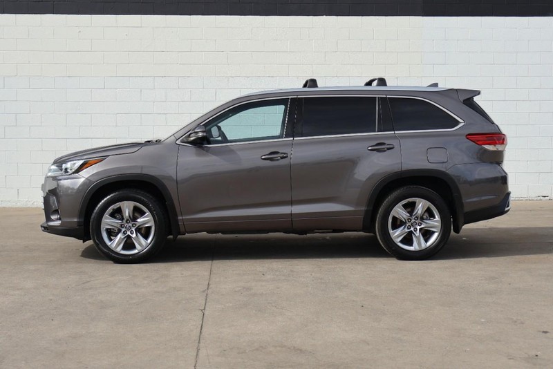 Toyota Highlander Vehicle Full-screen Gallery Image 12