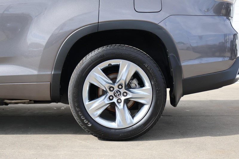 Toyota Highlander Vehicle Full-screen Gallery Image 16