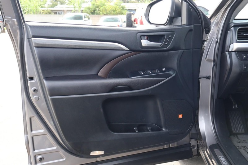 Toyota Highlander Vehicle Full-screen Gallery Image 17