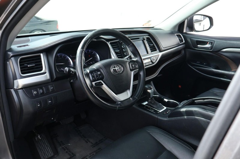 Toyota Highlander Vehicle Full-screen Gallery Image 18