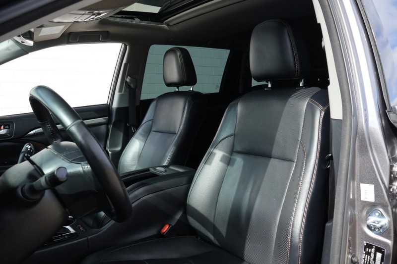 Toyota Highlander Vehicle Full-screen Gallery Image 21