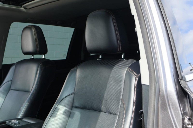 Toyota Highlander Vehicle Full-screen Gallery Image 22