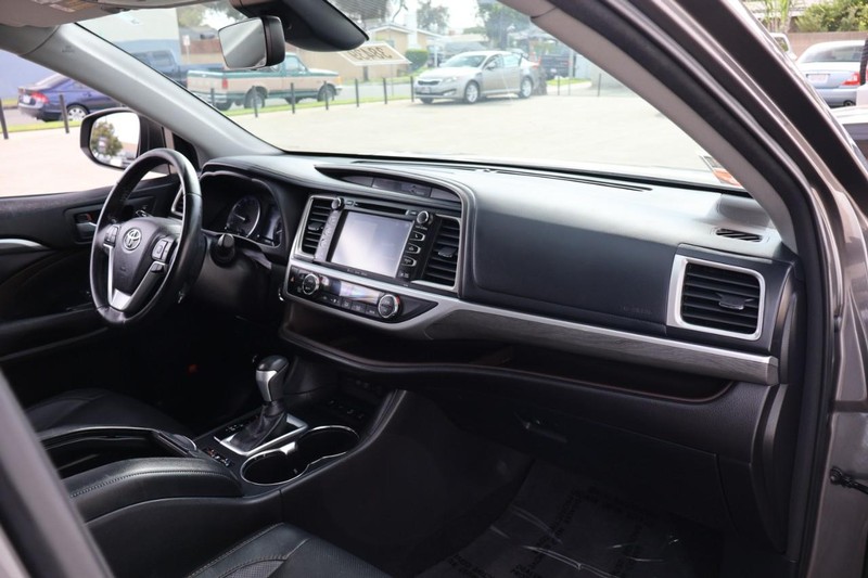 Toyota Highlander Vehicle Full-screen Gallery Image 23