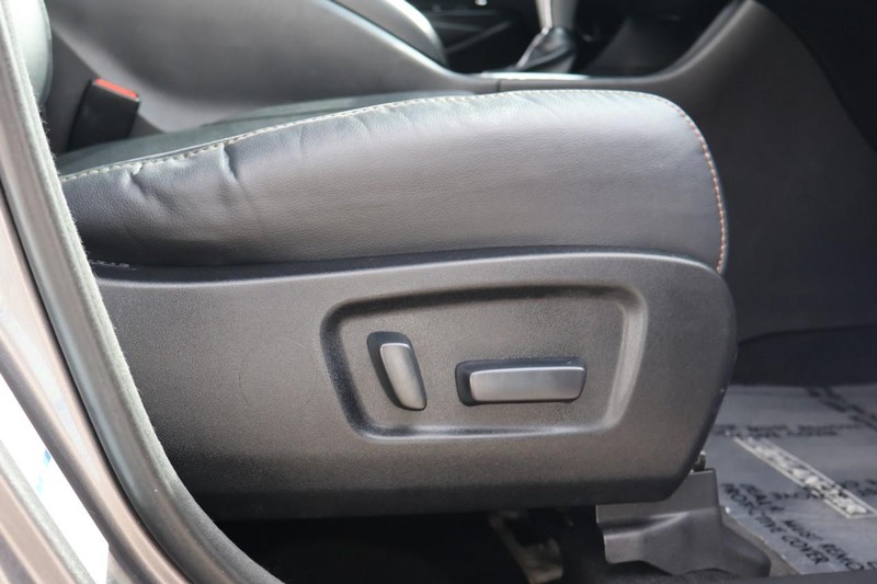 Toyota Highlander Vehicle Full-screen Gallery Image 24