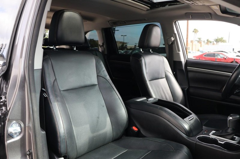 Toyota Highlander Vehicle Full-screen Gallery Image 25