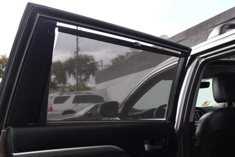 Toyota Highlander Vehicle Full-screen Gallery Image 26