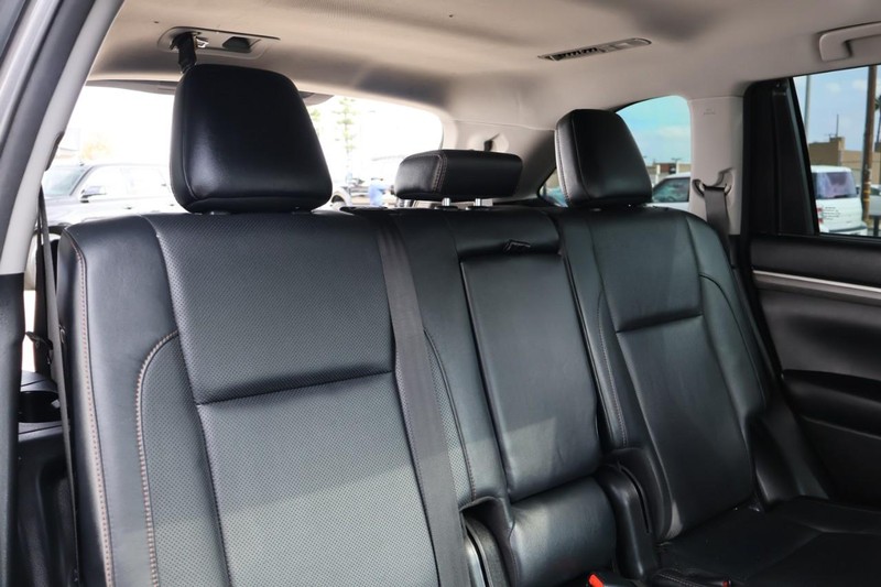 Toyota Highlander Vehicle Full-screen Gallery Image 27
